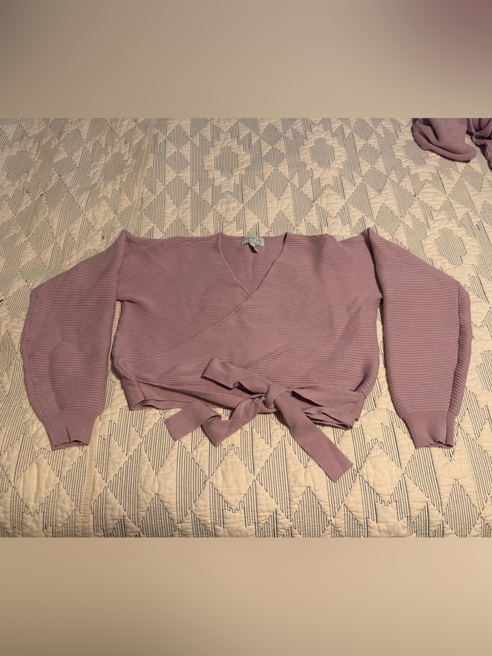 sofia by sofia vergara lilac Cropped Ribbed Wrap V-Neck Sweater